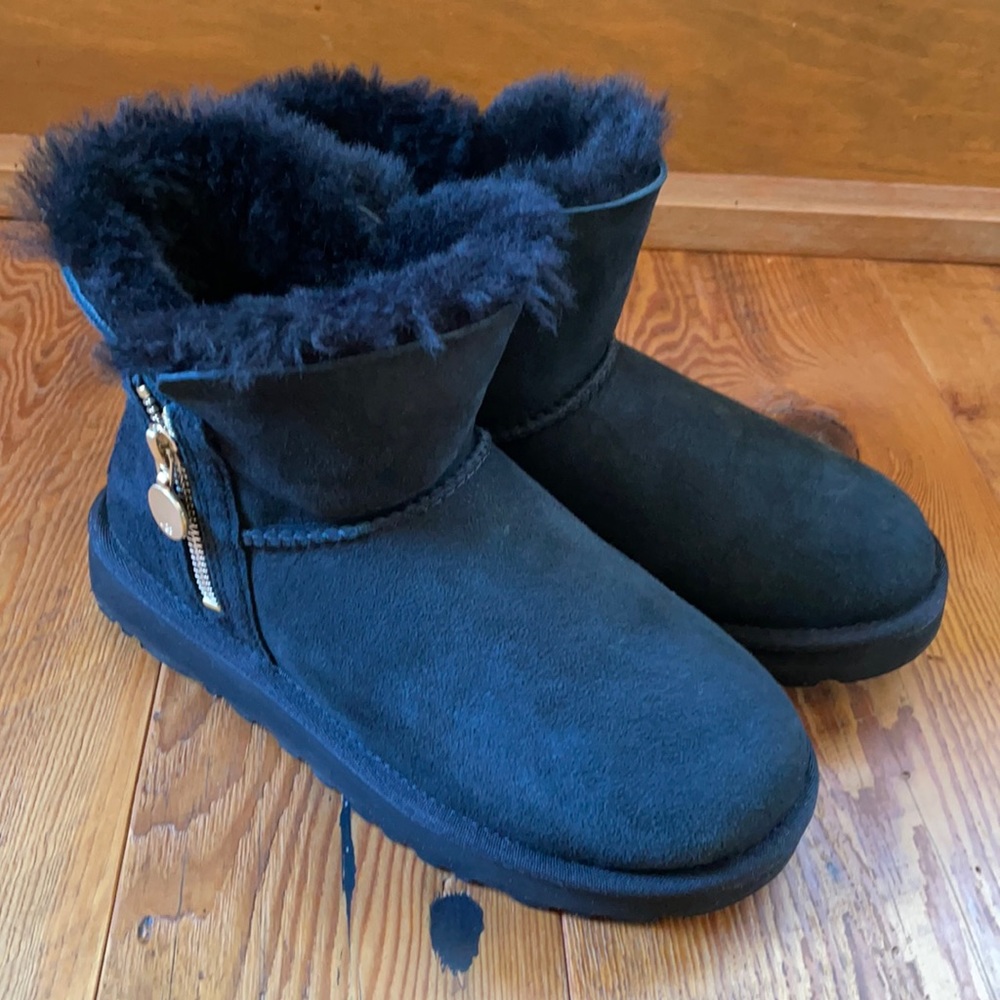 Ugg’s half us 5 as good as new